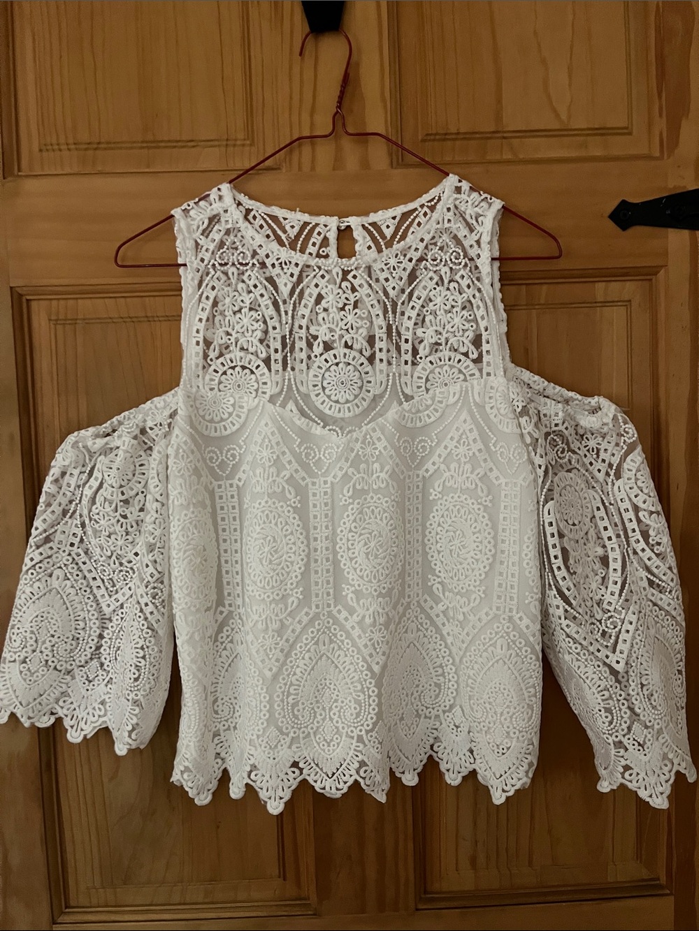 cupcakes & cashmere White Lace Cold-Shoulder Blouse